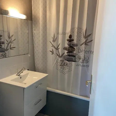 Grand Lumineux Memorial Apartment *